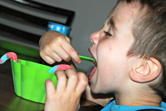 Worms in Dirt Frozen Yogurt #Recipe + Hamilton Beach Canada - Colton