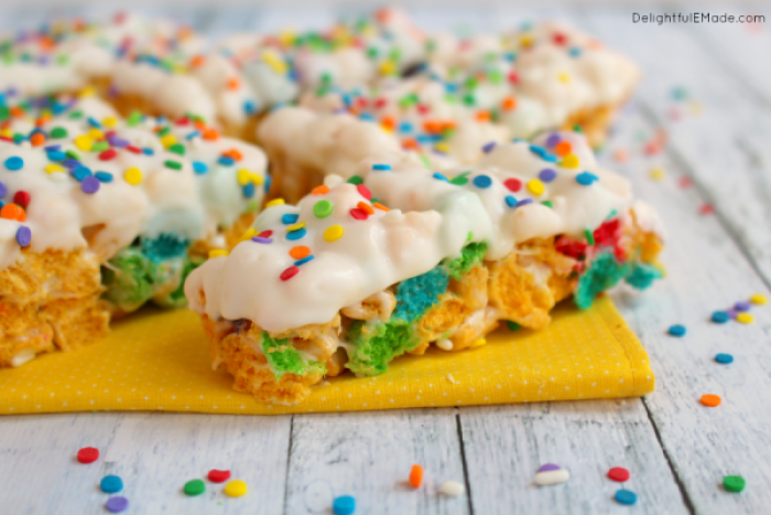 Crunch-Berry-Snack-Bars-DelightfulEMade.com-hz1-600x400