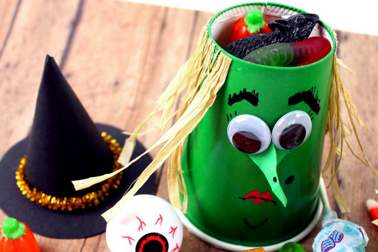 Halloween Witch Treat Cups - an easy DIY Halloween craft that PERFECT for holding your party favours!
