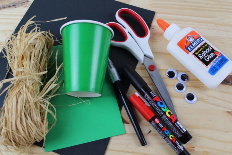 Halloween Witch Treat Cups - an easy DIY Halloween craft that PERFECT for holding your party favours!