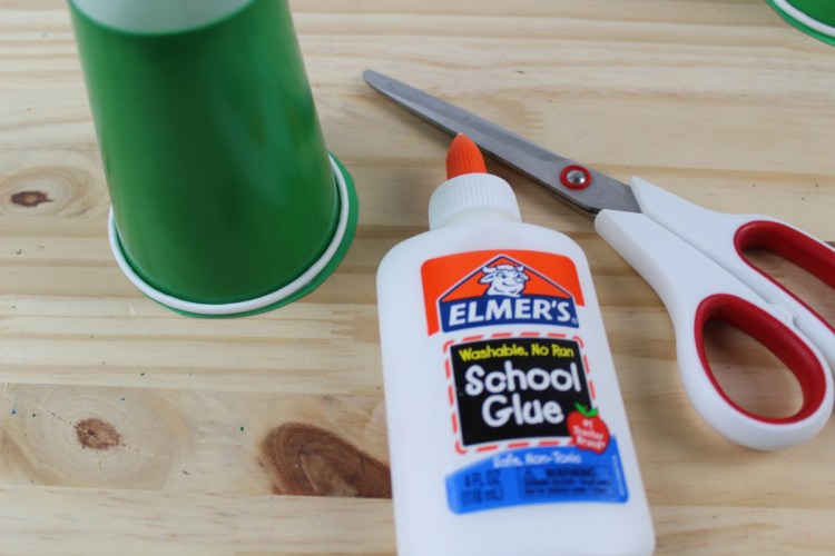 Halloween Witch Treat Cups - an easy DIY Halloween craft that PERFECT for holding your party favours!