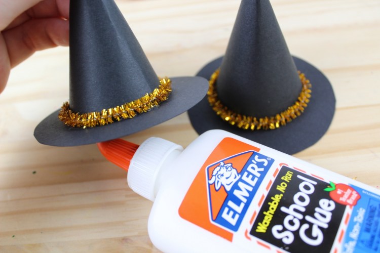 Halloween Witch Treat Cups - an easy DIY Halloween craft that PERFECT for holding your party favours!