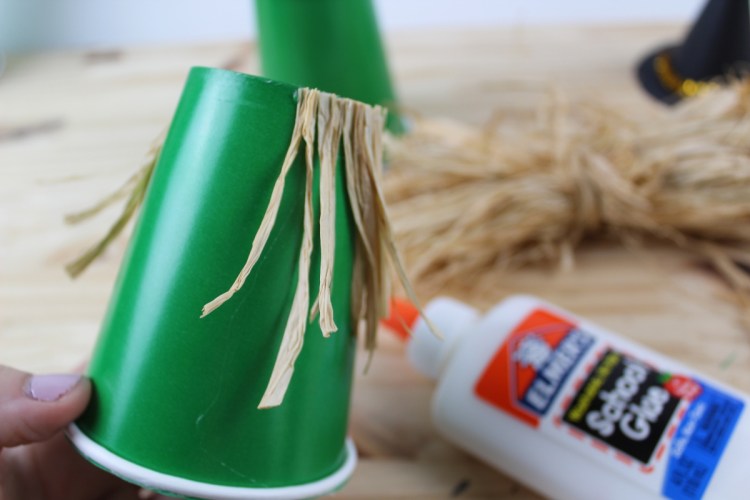 Halloween Witch Treat Cups - an easy DIY Halloween craft that PERFECT for holding your party favours!